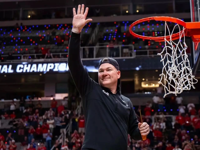 Arizona men's basketball head coach Tommy Lloyd